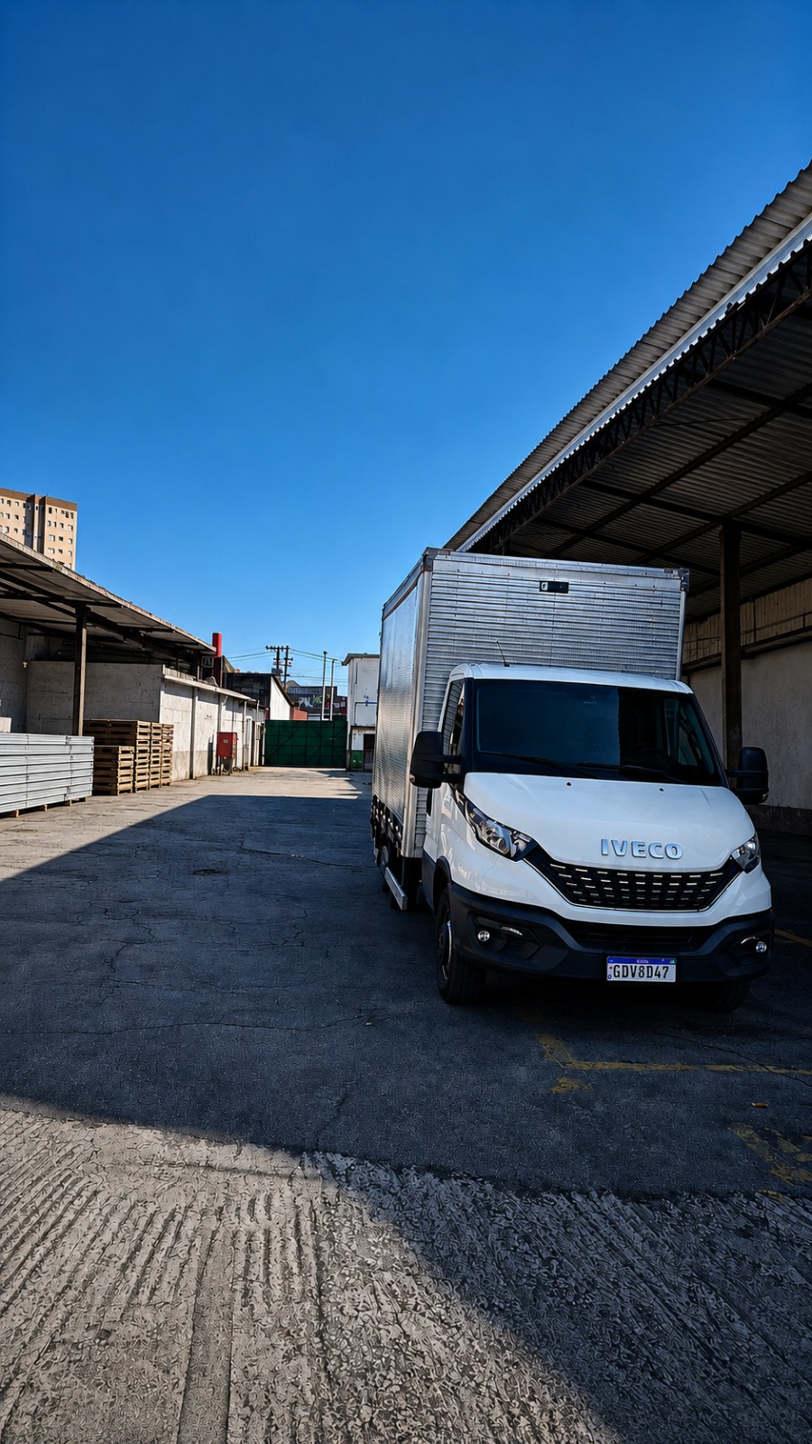 Equipe Maori Cargo carregando caminhão